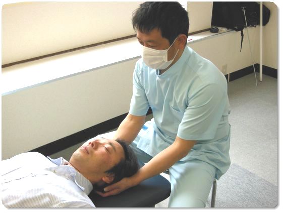 松本市神林治療院にて、モーションパルペーションを用いたカイロプラクティック治療です。